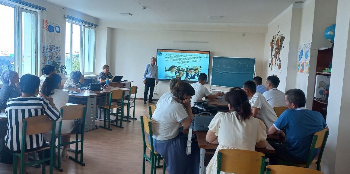 “Metodist saatı” ótkerildi Geografiya páni  kurs tıńlawshılarına metodikalıq járdem berildi