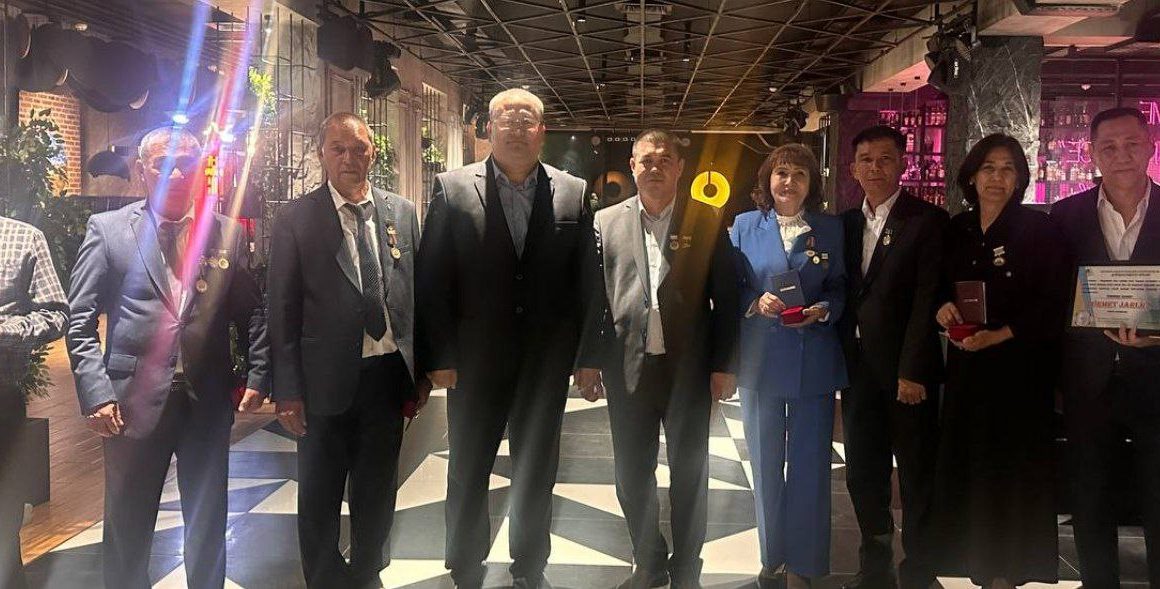 «ÁDIWLI USTAZ»  hám «ÓZ KÁSIBINIŃ PIDAYÍSÍ» kókirek nıshanı menen sıylıqlandı.