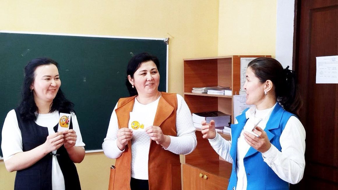 Mektep muǵállimleriniń sabaqları analiz etildi hám metodikalıq járdemler kórsetildi