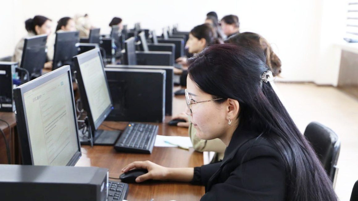 Qaraqalpaqstan Respublikası pedagogikalıq sheberlik orayında tıńlawshılardan shıǵıw testlerin alıw processleri bolıp ótpekte