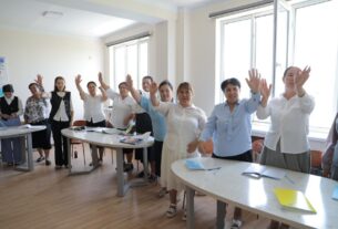 “Sabaqtıń dúzilisi hám onıń prezentaciyası”temasında sabaq ótkerdi.