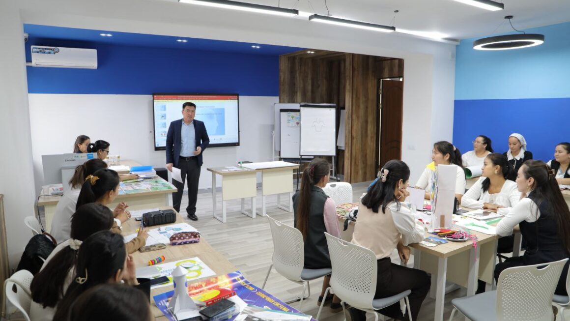 Pedagogikalıq sheberlik orayında tıńlawshılar menen ashıq sáwbet ótkerildi