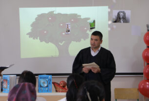 Isaak Nyuton tuwılǵan kúniniń 383 jıllıǵına baǵıshlanǵan ilajda ilimpazdıń ilimiy miyrası keńnen sáwlelendirildi